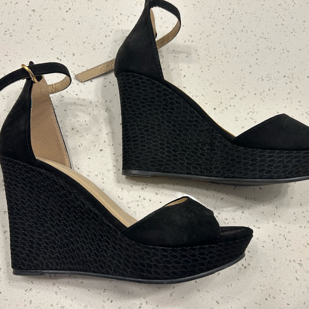 Black wedges